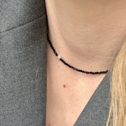 Minimalistyczny naszyjnik z czarnym spinelem