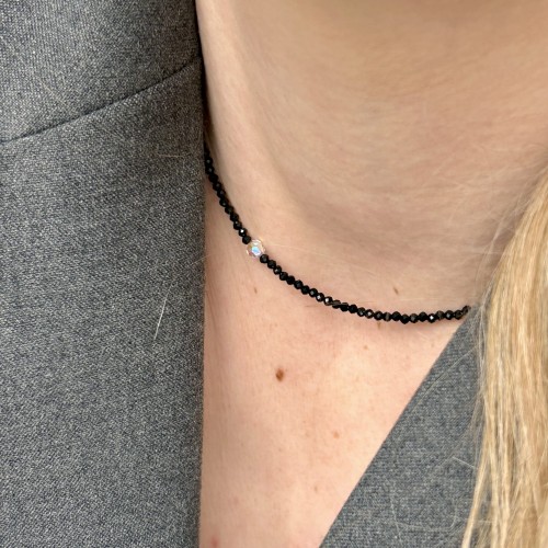 Minimalistyczny naszyjnik z czarnym spinelem